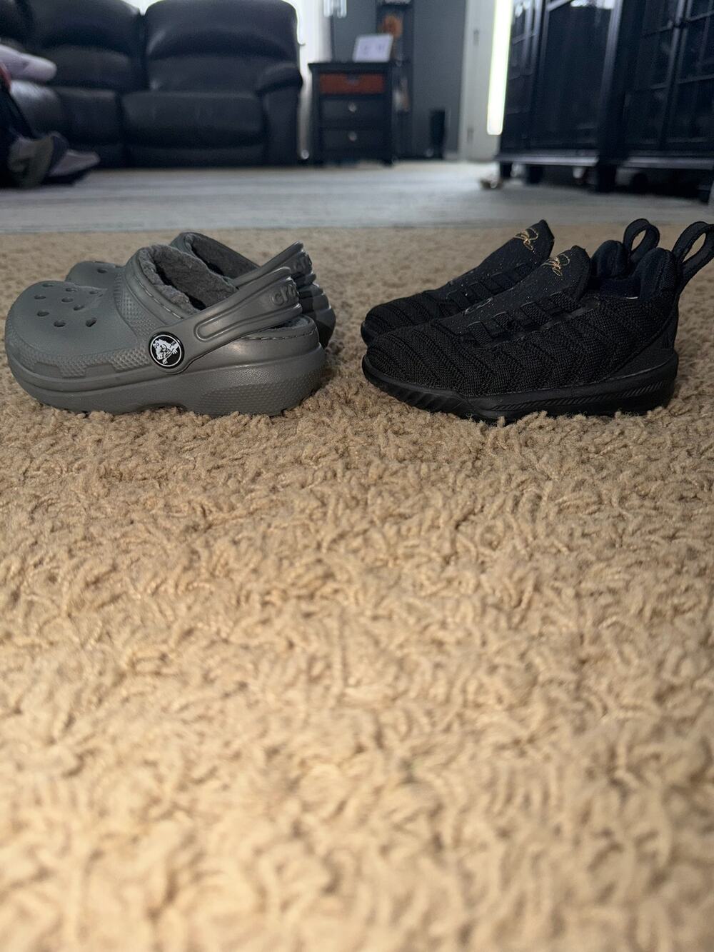 grey Crocs Kids' Classic Lined shoe LOT Nike LeBron 16 "I'm King" sneakers 6